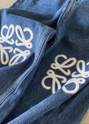 Женские синие прямые джинсы loewe с вышитым белым логотипом бренда стильные однотонные джинсы7 фото