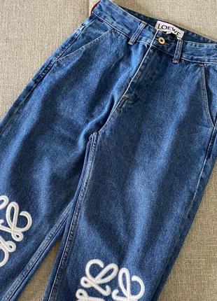 Женские синие прямые джинсы loewe с вышитым белым логотипом бренда стильные однотонные джинсы5 фото
