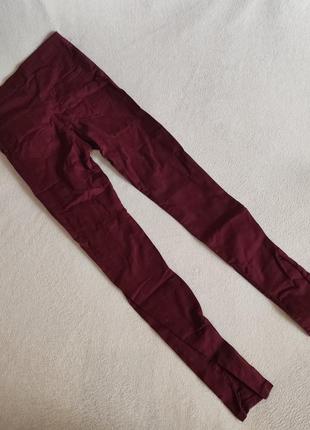 Женские бордовые джинсы скинни с дырками на коленях4 фото