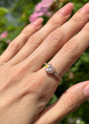 Серебряная кольца «блестящее прозрачное сердце» в позолоте rose пандора4 фото