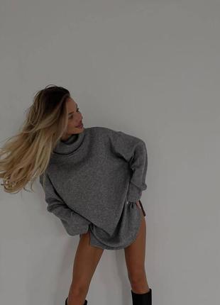 Серый женский теплый объемный удлинённый вязаный свитер-туника свободного кроя под горло4 фото