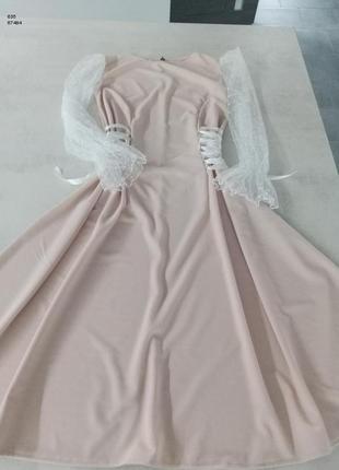 Роскошное платье с шнуровкой по бокам