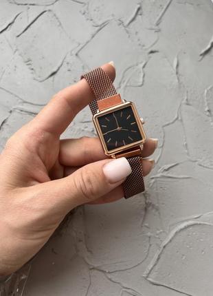 Золотые квадратные часы