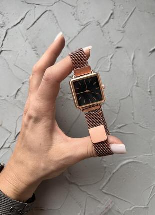 Золотые квадратные часы