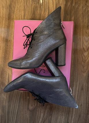 Женские ботинки на каблуке1 фото