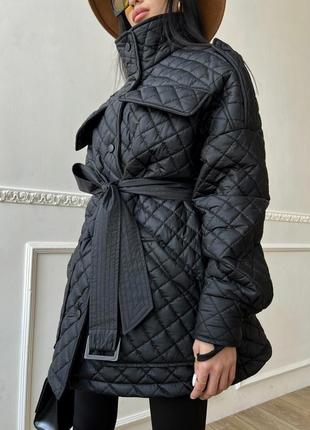 Куртка стеганая черная короткая с поясом в ромбик2 фото