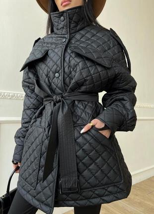 Куртка стеганая черная короткая с поясом в ромбик6 фото
