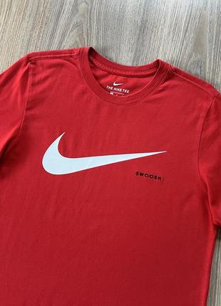 Чоловіча бавовняна футболка з великим свушем принтом the nike tee4 фото