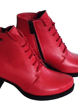 Ботинок женский кожаный на каблуке красного цвета