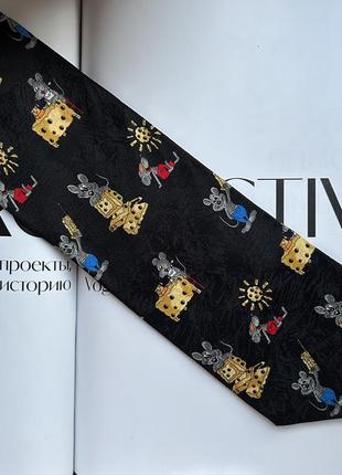 Чорна краватка з мишами та сиром