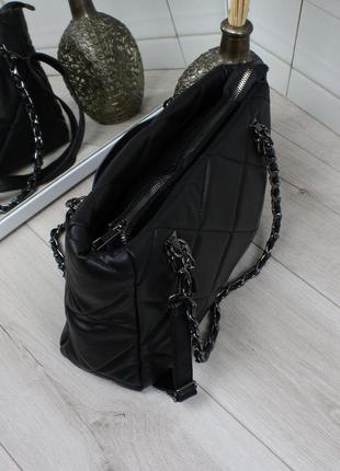 Чорна стьобана жіноча сумка з ручками ланцюжками та довгим плечовим ременем3 фото