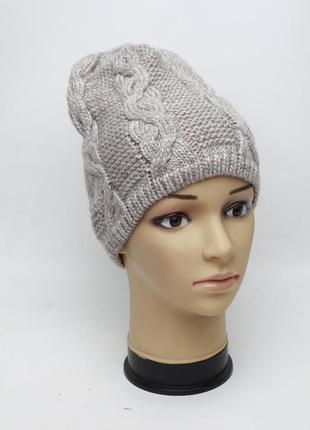Женская вязаная зимняя шапка на флисе арт.39 серобеж