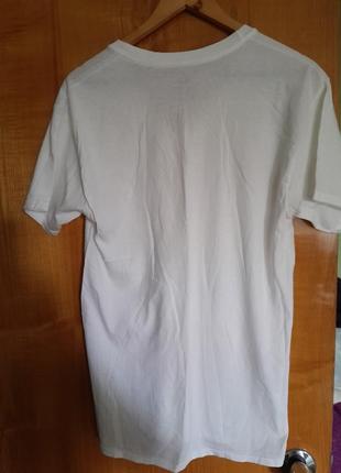 Белая новая футболка с треугольным вырезом2 фото