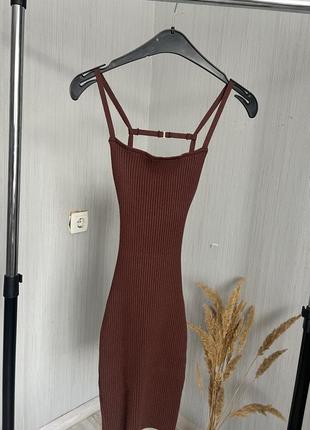 Трикотажное платье с открытой спиной шоколадное8 фото