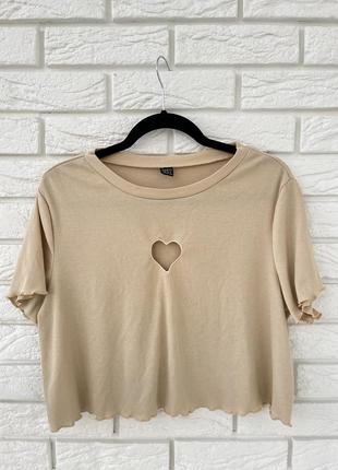 Бежевая укороченная футболка в рубчик с вырезом-сердечком shein1 фото