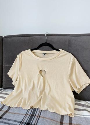 Бежевая укороченная футболка в рубчик с вырезом-сердечком shein2 фото