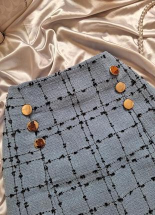 Твидовая мини юбка в клетку с разрезами голобуго цвета4 фото
