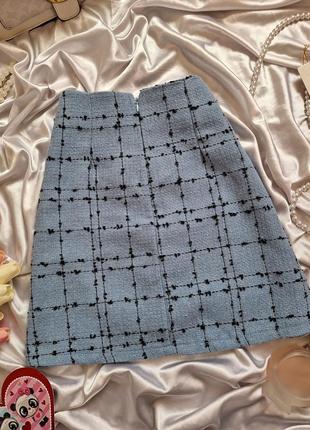 Твидовая мини юбка в клетку с разрезами голобуго цвета5 фото