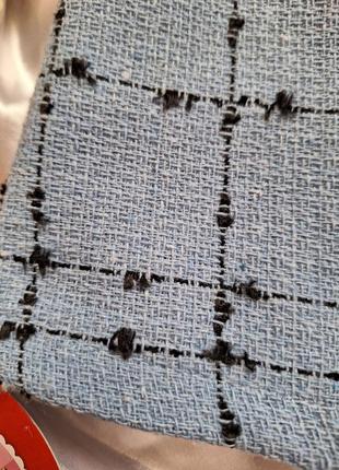 Твидовая мини юбка в клетку с разрезами голобуго цвета8 фото