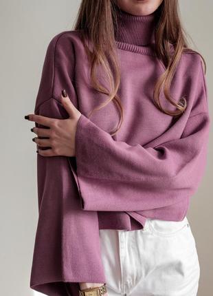 Однотонный свитер с высокой горловиной и расширенными рукавами