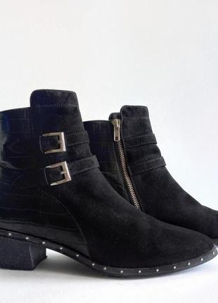 Черные комбинированные ковбойки из искусственной кожи/замши с серебряным декором, черные ботинки козаки4 фото