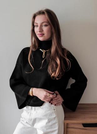 Базовый свитер с высокой горловиной и расширенными рукавами