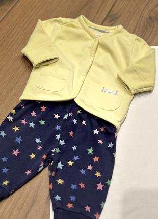 Кофточка желтенька от s.oliver и синие штанишки со звездочками от george ✨✨✨