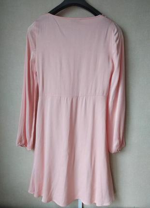 Легкое летнее нежное персиковое платье с рукавом до колена10 фото
