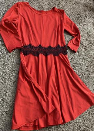 Красивое красное платье с кружевным поясом1 фото