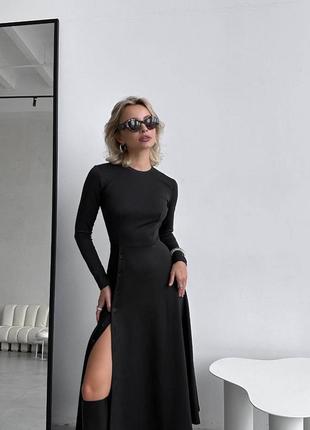 Современное черное элегантное платье из гладкого трикотажа с возможностью регулировки разреза 2023