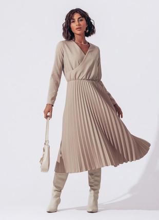 Элегантное стильное миди-платье с юбкой плиссе и лифом на запах2 фото