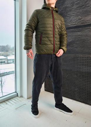 Мужская стеганная спортивная куртка на весну с капюшоном хаки с подкладкой вышивка в ромбик   (bon)5 фото