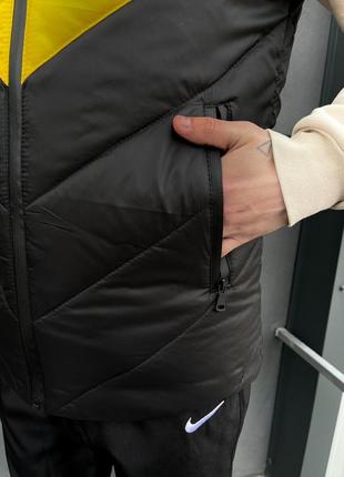 Чоловіча жилетка nike чорна з жовтим без капюшона з плащової тканини осінна  ⁇  безрукавка найк демісезонна (bon)4 фото