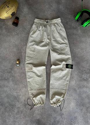 Чоловічі спортивні штани stone island оверсайз молочні з патчем на гумці (bon)