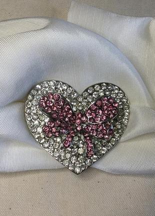 Брош-зажим серце сріблястого тону рожеві кристали