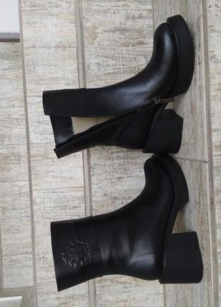 Стильные, практичные ботиночки из натуральной кожи черного цвета.3 фото