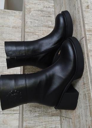 Стильные, практичные ботиночки из натуральной кожи черного цвета.2 фото