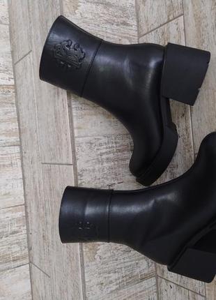 Стильные, практичные ботиночки из натуральной кожи черного цвета.