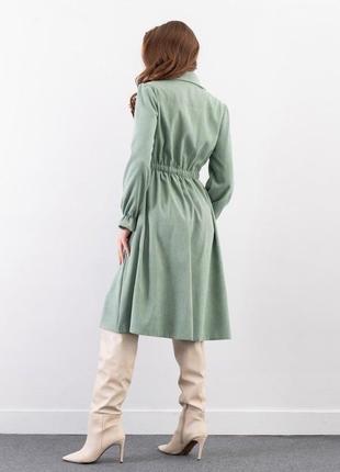 Зеленое вельветовое платье-рубашка с длинными рукавами3 фото