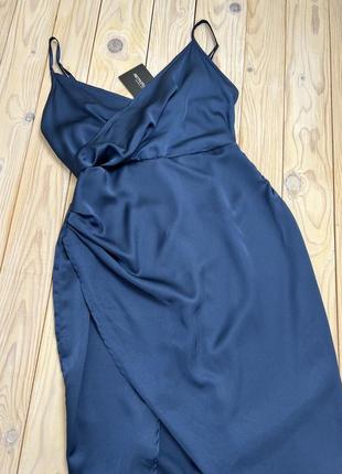 Длинное вечернее сатиновое темно-синее платье на бретельках с разрезом по ноге prettylittlething4 фото