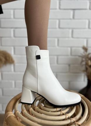 Жіночі демісезонні черевики білі на підборах2 фото