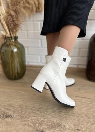 Жіночі демісезонні черевики білі на підборах4 фото
