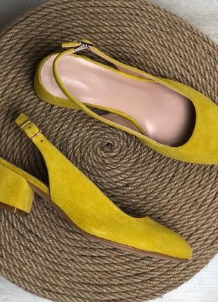 Туфли  на каблуке из натуральной желтой замши1 фото
