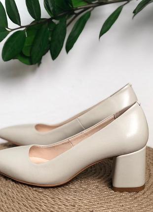 Туфлі човники з натуральної шкіри бежеві шкіряні з гострим носком на підборі 6 см