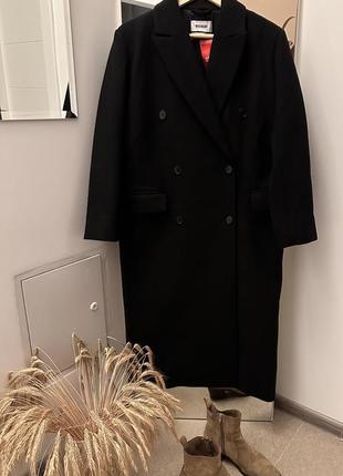 Фантастическое плотное шерстяное пальто от дорогого бренда weekday