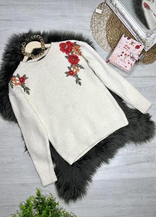 Теплый свитер с цветочной нашивкой