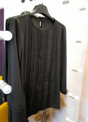 Блуза з мереживними вставками та плісе