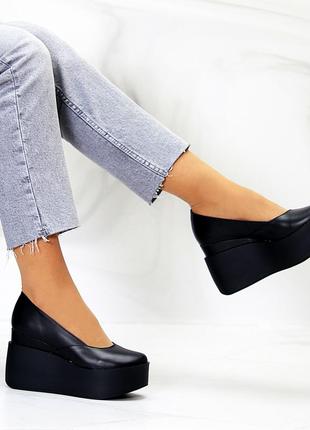 Модельные кожаные черные женские туфли натуральная кожа на платформе танкетке9 фото