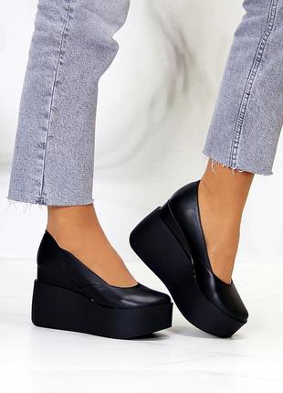 Модельные кожаные черные женские туфли натуральная кожа на платформе танкетке10 фото