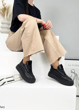 Стильні зимові шкіряні кросівки чорного кольору з тисненням, утеплені кросівки на шнурівці